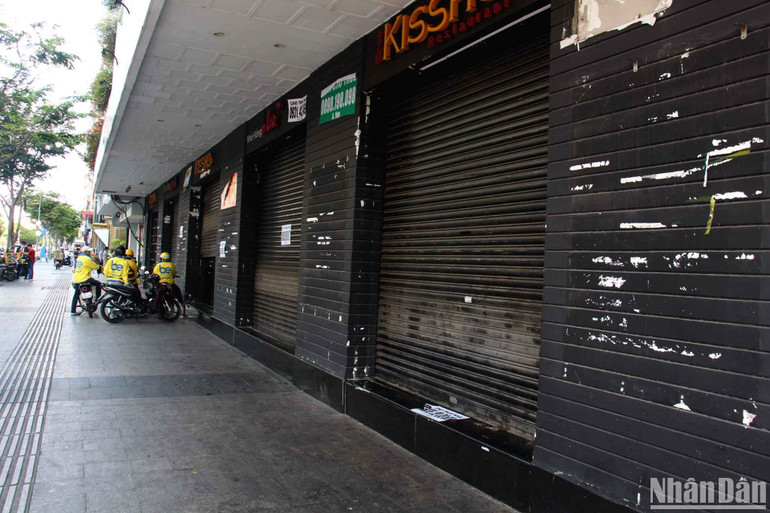 Mặt bằng trống trở thành nơi nghỉ ngơi của các shipper và một vài quán cóc lề đường.