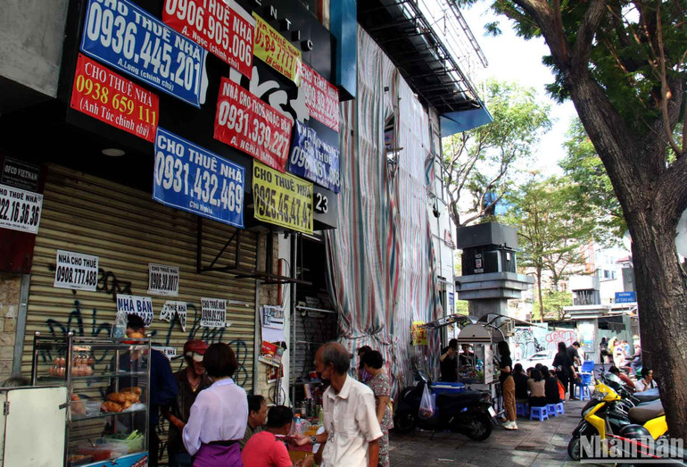 Cách đó không xa, mặt bằng trên đường Tôn Thất Thiệp cũng chưa chốt được khách thuê. Hiện tại vỉa hè phía trước thành điểm bán ăn sáng lề đường.