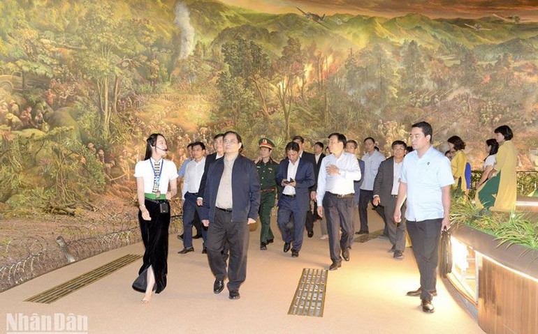 Thủ tướng Phạm Minh Chính tham quan, nghe giới thiệu về bức tranh panorama "Chiến dịch Điện Biên Phủ" tại Bảo tàng Chiến thắng Điện Biên Phủ.