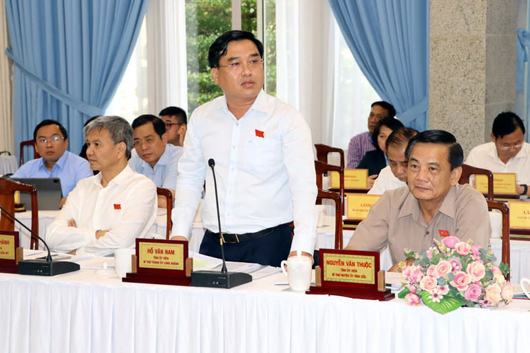 Đại biểu phát biểu ý kiến thảo luận.