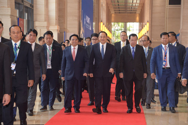 Thủ tướng Phạm Minh Chính và các nhà lãnh đạo tiến vào hội trường dự Phiên toàn thể Hội nghị cấp cao Ủy hội sông Mekong quốc tế lần thứ 4. (Ảnh: THANH GIANG)