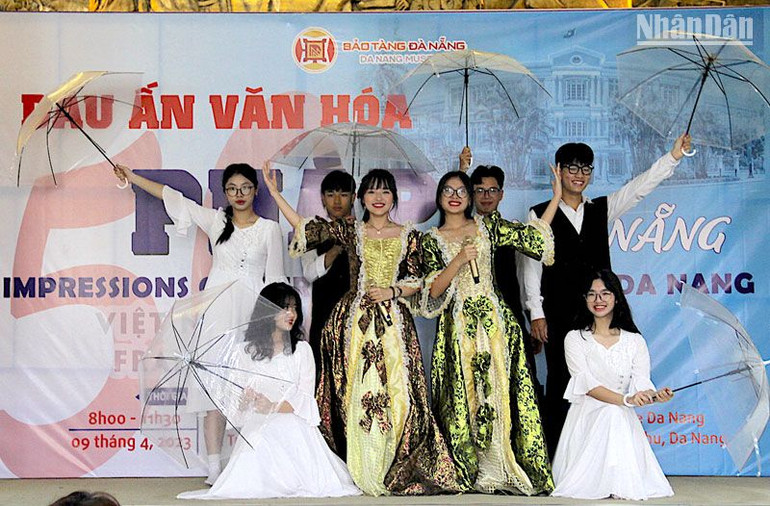 Tiết mục văn nghệ của học sinh Trường THPT Hoàng Hoa Thám tại chương trình.