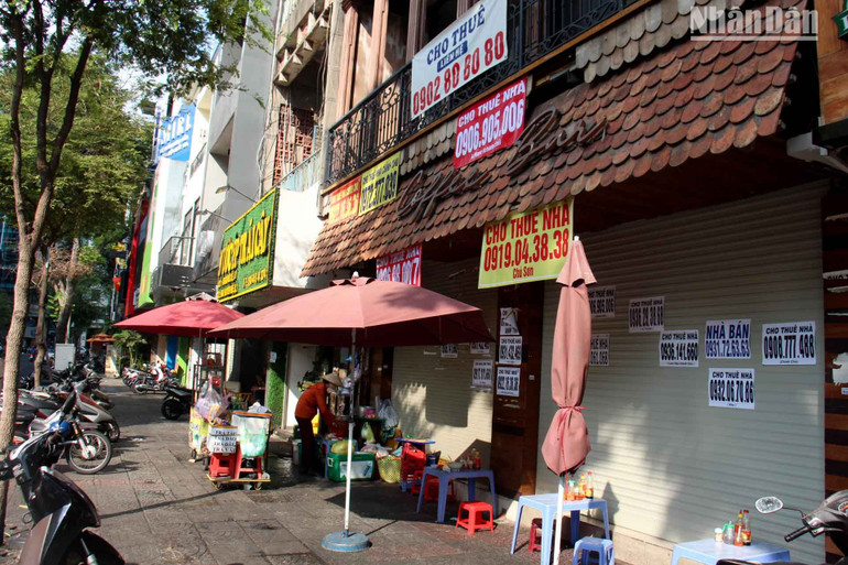 Một cửa hàng trên đường Ngô Đức Kế, phường Bến Nghé, quận 1, dù đã di chuyển từ lâu nhưng vẫn không có đơn vị nào thuê lại.