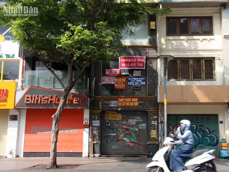 Đường Nguyễn Huệ cũng xuất hiện tình trạng những căn nhà cho thuê mặt bằng do kinh doanh sa sút.