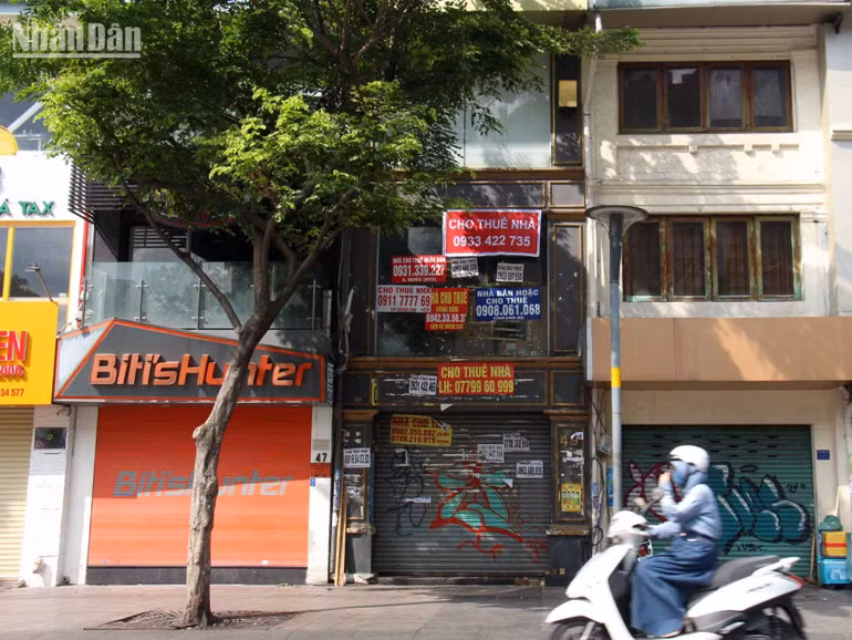 Đường Nguyễn Huệ cũng xuất hiện tình trạng những căn nhà cho thuê mặt bằng do kinh doanh sa sút.