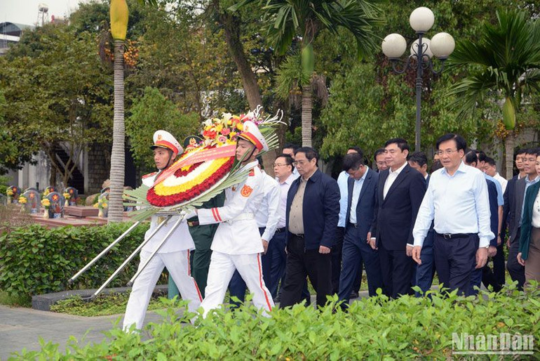 Thủ tướng Phạm Minh Chính và Đoàn công tác dâng hương, dâng hoa tưởng niệm các Anh hùng liệt sĩ tại Nghĩa trang liệt sĩ quốc gia A1.