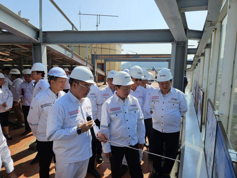 Tổng Giám đốc PTSC Lê Mạnh Cường báo cáo tiến độ các dự án với Phó Thủ tướng Trần Hồng Hà.