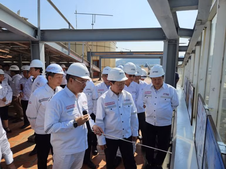 Tổng Giám đốc PTSC Lê Mạnh Cường báo cáo tiến độ các dự án với Phó Thủ tướng Trần Hồng Hà.