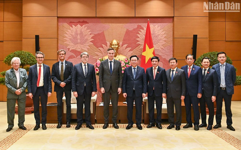 Chủ tịch Quốc hội Vương Đình Huệ và Chủ tịch Ủy ban Đối ngoại của Nghị viện châu Âu David McAllister cùng các đại biểu tại buổi tiếp. (Ảnh: DUY LINH)