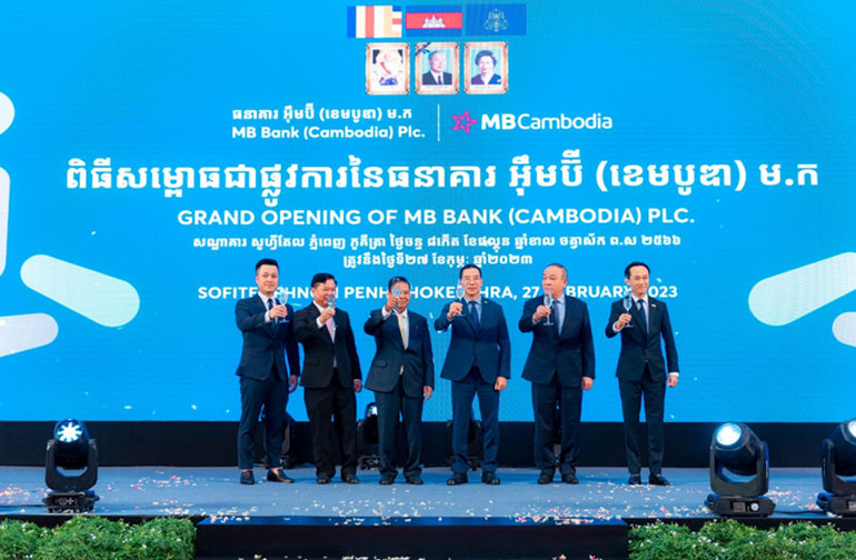 (Từ phải sang trái) Ông Đinh Quang Huy - Chủ tịch HĐQT MBCambodia, ông Nguyễn Việt Anh - Phó Cục trưởng Cục Kinh tế, Bộ Quốc phòng, ông Lưu Trung Thái - Phó Chủ tịch HĐQT, Tổng giám đốc MB, ông Chea Chanto - Thống đốc Ngân hàng Quốc gia Campuchia, ông Nguyễn Huy Tăng - Đại sứ Đặc mệnh toàn quyền nước Cộng hòa xã hội chủ nghĩa Việt Nam tại Vương quốc Campuchia và ông Nguyễn Anh Khánh - Tổng giám đốc MBCambodia nâng ly chúc mừng.