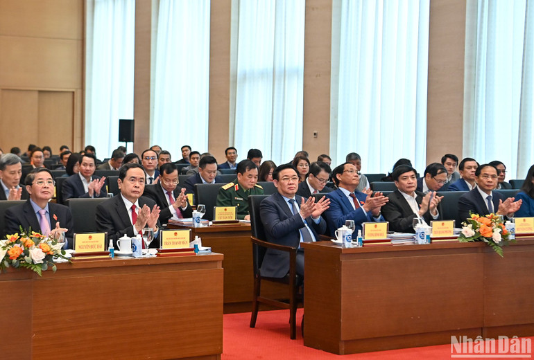 Chủ tịch Quốc hội Vương Đình Huệ, Phó Chủ tịch Thường trực Quốc hội Trần Thanh Mẫn và các Phó Chủ tịch Quốc hội cùng các đại biểu dự hội nghị. Chủ tịch Quốc hội Vương Đình Huệ, Phó Chủ tịch Thường trực Quốc hội Trần Thanh Mẫn và các Phó Chủ tịch Quốc hội cùng các đại biểu dự hội nghị.