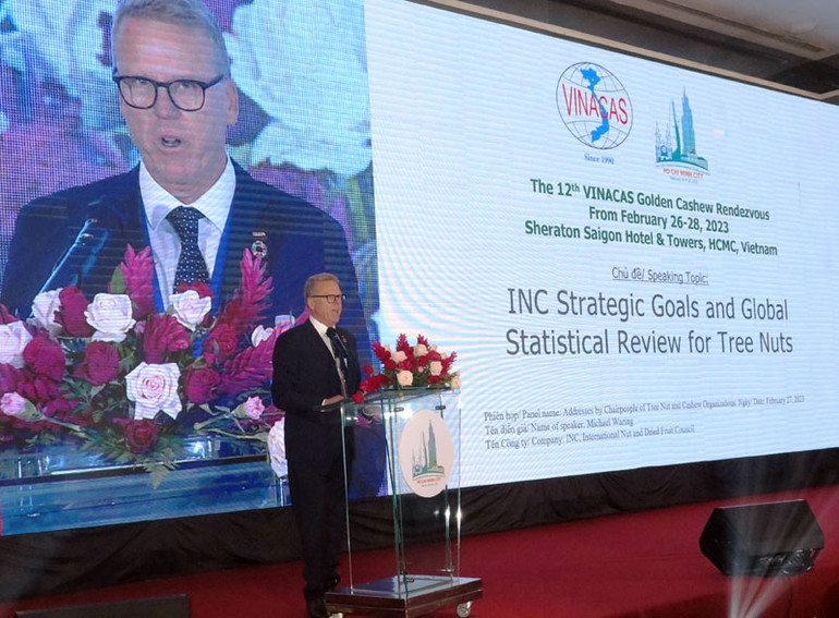 Đại biểu quốc tế phát biểu tại hội nghị.