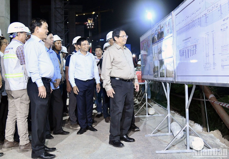 Thủ tướng Phạm Minh Chính nghe giới thiệu về tiến độ dự án cầu Rạch Miễu 2.