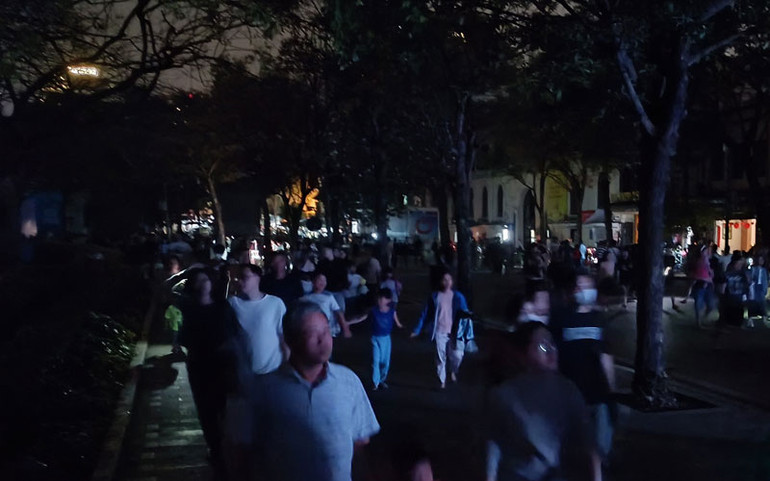 Phố đi bộ Hồ Gươm tắt đèn hưởng ứng Giờ Trái đất 2024. Phố đi bộ Hồ Gươm tắt đèn hưởng ứng Giờ Trái đất 2024.