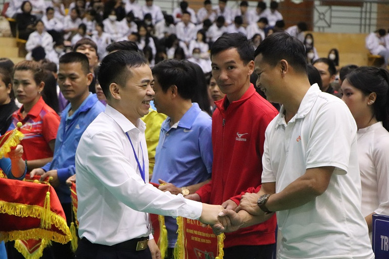 Ông Nguyễn Văn Đoạt, Giám đốc Sở Giáo dục và Đào tạo Điện Biên, tặng cờ lưu niệm cho các đội thi tại Hội khỏe Phù Đổng tỉnh Điện Biên.