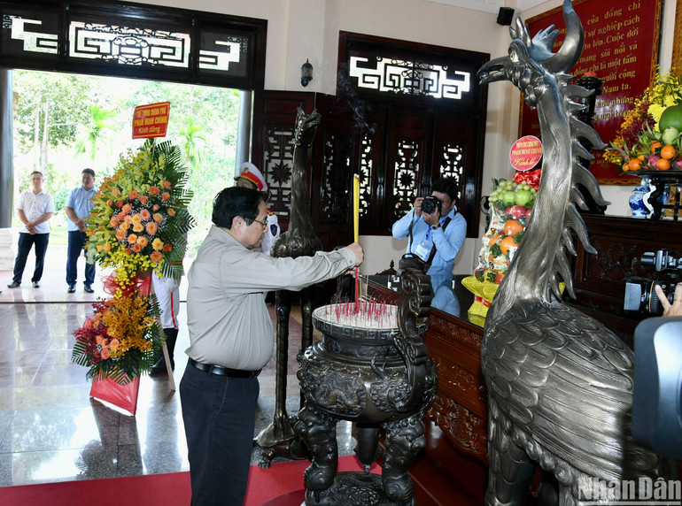 Thủ tướng Chính phủ Phạm Minh Chính dâng hương tưởng niệm cố Chủ tịch Hội đồng Bộ trưởng Phạm Hùng.