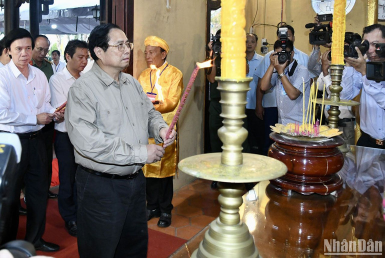 Thủ tướng Phạm Minh Chính dâng hương tưởng niệm Anh hùng dân tộc Trương Định.