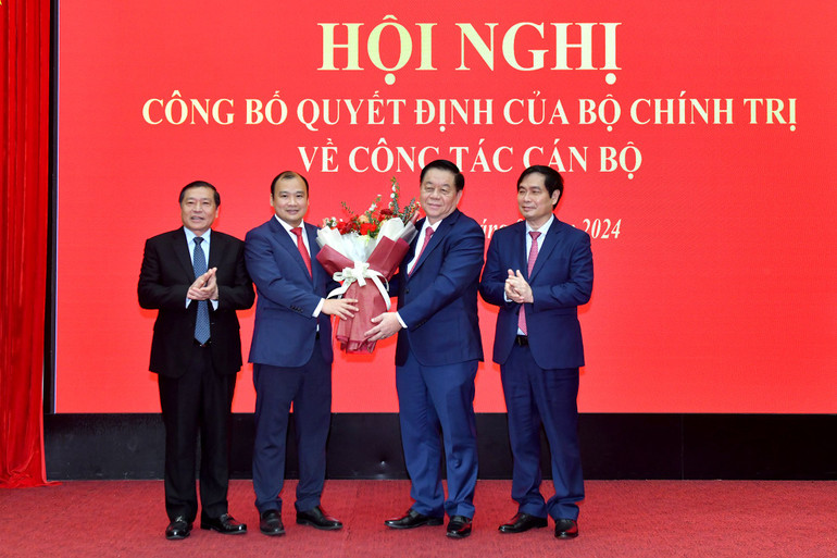 Đồng chí Nguyễn Trọng Nghĩa, Bí thư Trung ương Đảng, Trưởng Ban Tuyên giáo Trung ương chúc mừng đồng chí Lê Hải Bình.