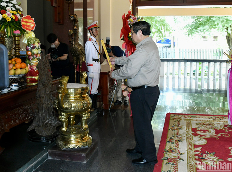 Thủ tướng Phạm Minh Chính dâng hương tưởng niệm cố Thủ tướng Chính phủ Võ Văn Kiệt.
