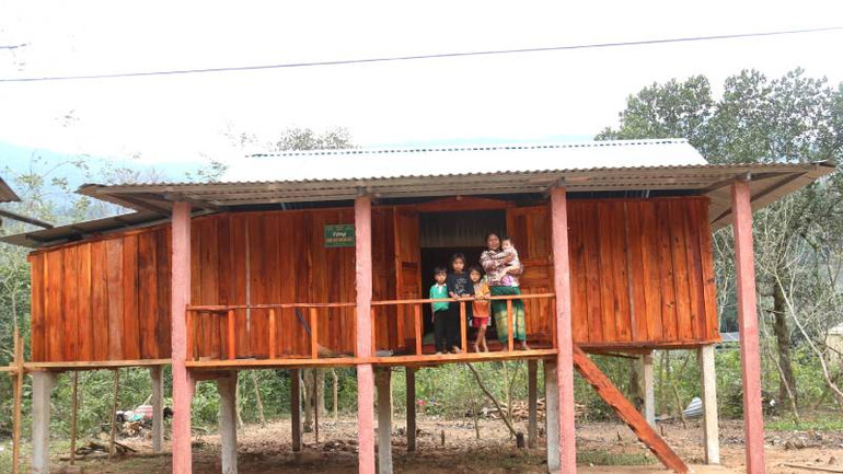 Nhà mới của bà con ở bản Dốc Mây. Nhà mới của bà con ở bản Dốc Mây.