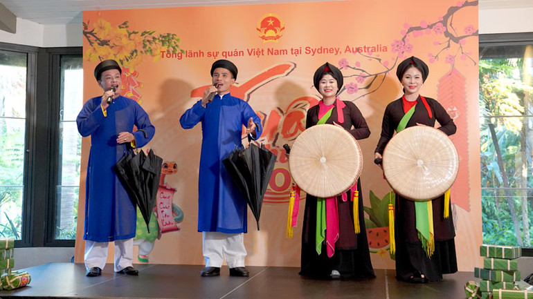 Chương trình văn nghệ của Đoàn Quan họ Bắc Ninh tại buổi gặp mặt.