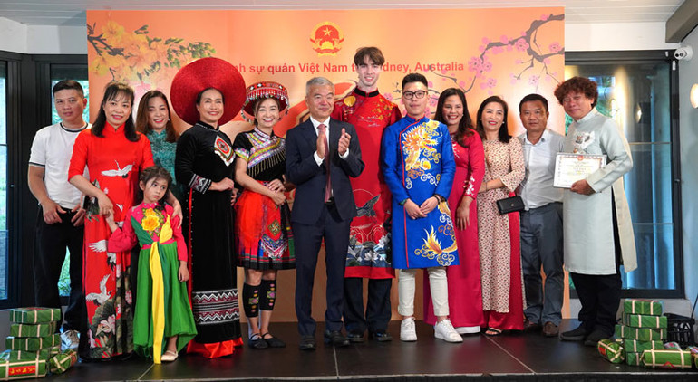 Tổng Lãnh sự Việt Nam tại Sydney Nguyễn Thanh Tùng chụp ảnh lưu niệm cùng một số thành viên Tổ chức Giao lưu Văn hóa Việt Nam - Australia (VACEO) có mặt tại buổi gặp mặt.