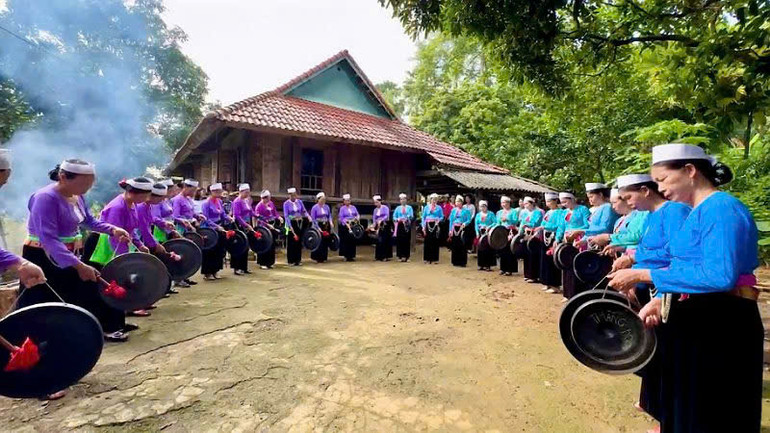 Trình diễn Chiêng Mường là nét văn hóa tiêu biểu trong mỗi sự kiện của tỉnh Hòa Bình.