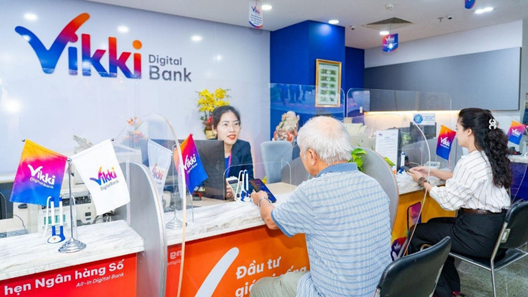 Tư vấn viên đang hỗ trợ khách hàng giao dịch tài chính trên ứng dụng của Vikki Digital Bank.