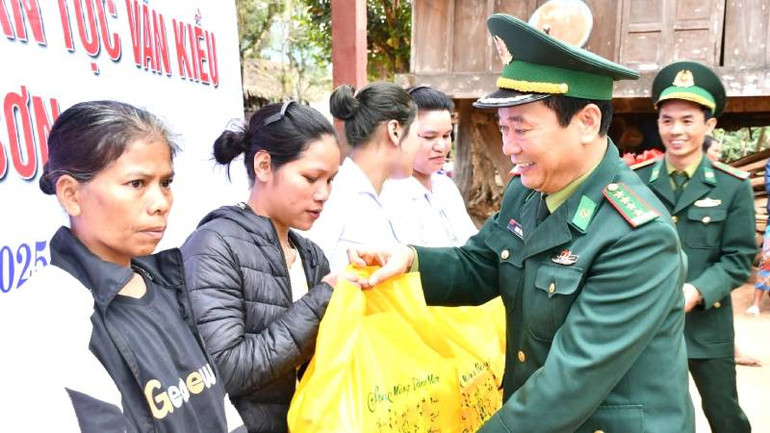 Bộ đội Biên phòng Quảng Bình tặng quà cho bà con. Bộ đội Biên phòng Quảng Bình tặng quà cho bà con.