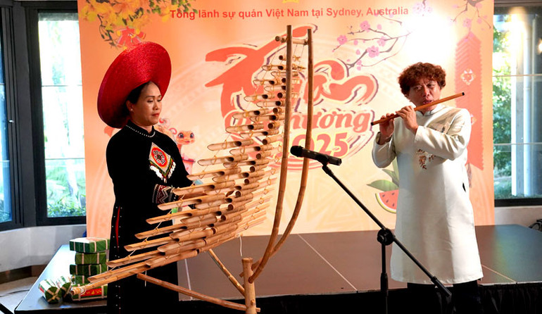 Chương trình văn nghệ tại buổi gặp mặt.