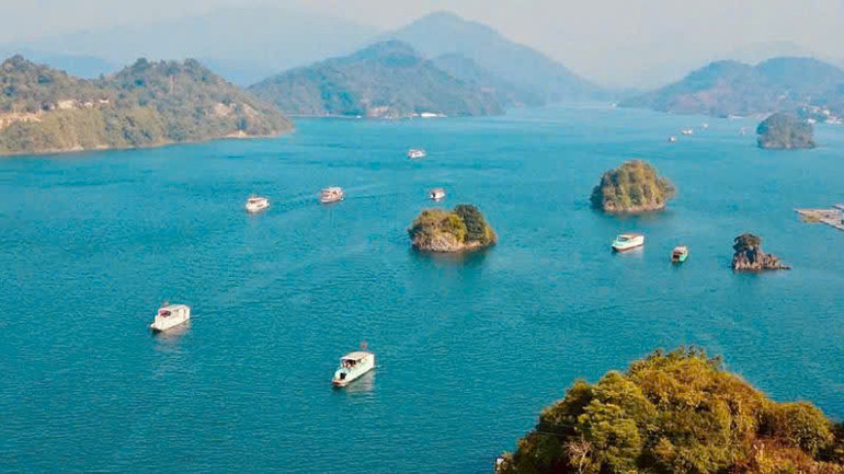 Lòng hồ Hòa Bình được ví như "Hạ Long trên núi" mỗi năm thu hút hàng triệu khách du lịch.