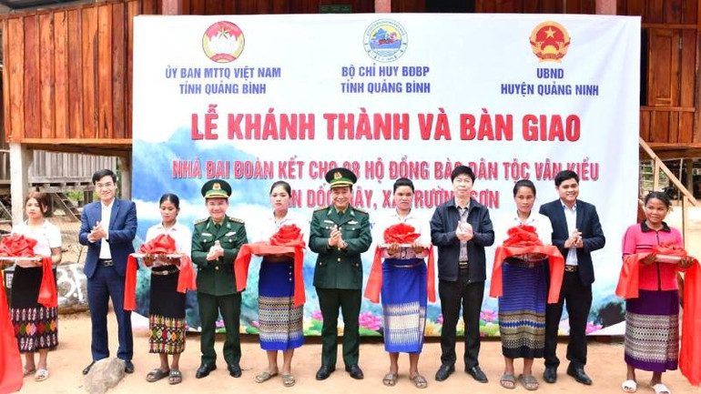 Mặt trận Tổ quốc Việt Nam và Bộ đội Biên phòng Quảng Bình tổ chức khánh thành và bàn giao nhà đại đoàn kết cho hộ khó khăn ở bản Dốc Mây. Mặt trận Tổ quốc Việt Nam và Bộ đội Biên phòng Quảng Bình tổ chức khánh thành và bàn giao nhà đại đoàn kết cho hộ khó khăn ở bản Dốc Mây.