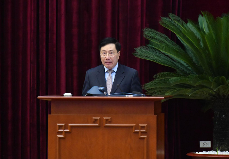 Đồng chí Phạm Bình Minh, Ủy viên Bộ Chính trị, Phó Thủ tướng Thường trực Chính phủ, trình bày báo cáo tại Hội nghị. (Ảnh: ĐĂNG KHOA)