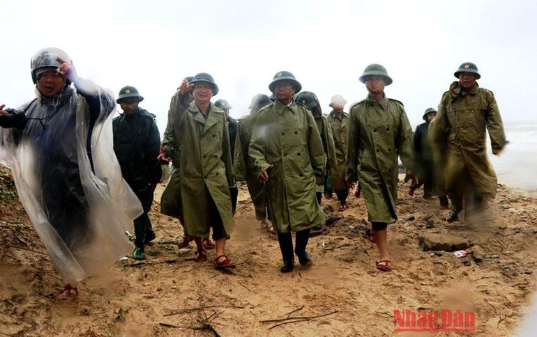 Đoàn công tác của Phó Thủ tướng Lê Văn Thành kiểm tra sạt lở tại bờ biển xã Phú Thuận (huyện Phú Vang).