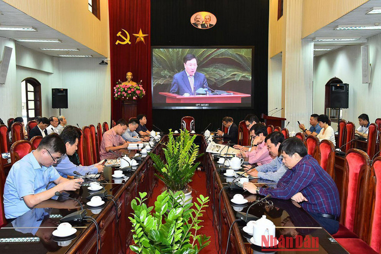 Cán bộ, nhân viên Báo Nhân Dân dự Hội nghị tại trụ sở Báo. (Ảnh: THỦY NGUYÊN)