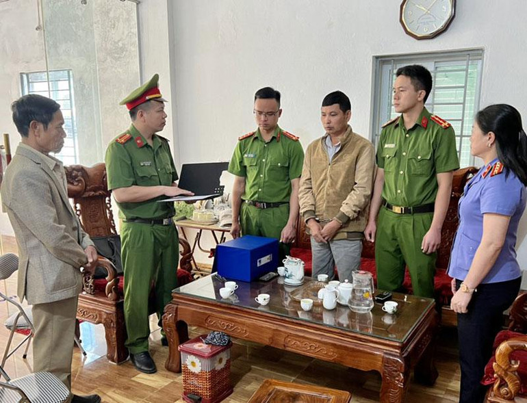 Cơ quan Cảnh sát điều tra đọc quyết định khởi tố đối tượng Phạm Viết Nhuận. Cơ quan Cảnh sát điều tra đọc quyết định khởi tố đối tượng Phạm Viết Nhuận.