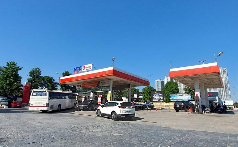 Cây xăng HFC thông báo hết xăng, chỉ còn dầu, nhưng phía bên phải lại “mọc” lên 1 cây xăng nhỏ. Cây xăng HFC thông báo hết xăng, chỉ còn dầu, nhưng phía bên phải lại “mọc” lên 1 cây xăng nhỏ.