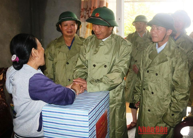 Phó Thủ tướng tặng quà hỗ trợ, động viên bà Đặng Thị Hồng (thôn An Xuân, xã Quảng An, huyện Quảng Điền).