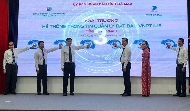 Các đại biểu nhấn nút khai trương, vận hành “Hệ thống thông tin quản lý đất đai VNPT- iLIS”.