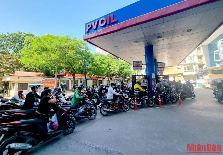 Người dân xếp hàng dài chờ mua xăng tại cửa hàng xăng dầu PVOil trên phố Thái Thịnh (Hà Nội).