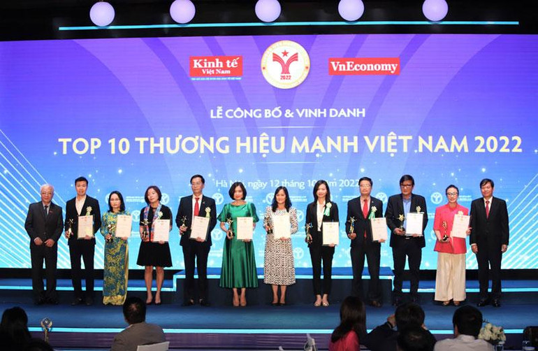 Đại diện Vietcombank, bà Phùng Nguyễn Hải Yến - Phó Tổng Giám đốc (thứ 6 từ trái sang) cùng các đại diện đơn vị thuộc Top 10 “Thương hiệu mạnh Việt Nam năm 2022”.