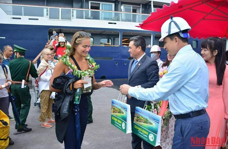 Đại diện lãnh đạo Sở Du lịch Quảng Bình và Cảng Hòn La đón, tặng quà cho du khách.