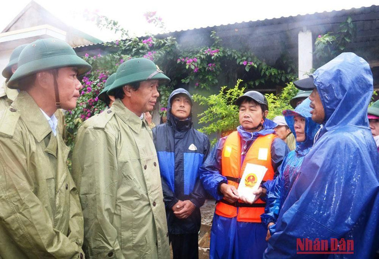 Phó Thủ tướng đến thăm hỏi đời sống của bà con thôn An Xuân, một trong những nơi bị ảnh hưởng nặng nề bởi mưa lũ.