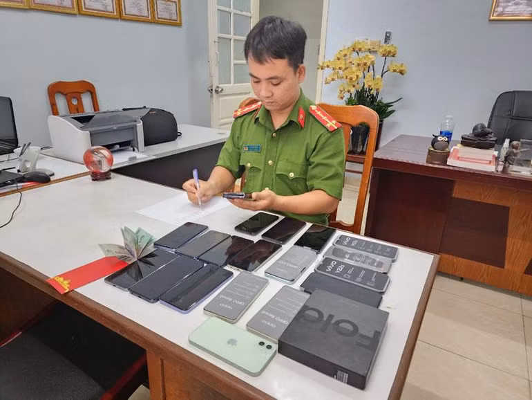 Cơ quan công an kiểm đếm số tang vật trong vụ trộm cắp nêu trên. (Ảnh: Công an cung cấp)