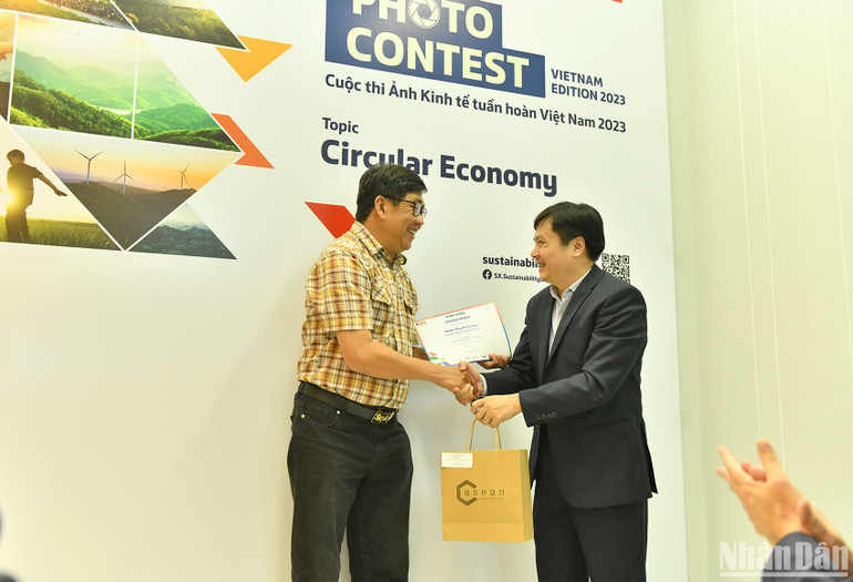 Ban tổ chức trao giải Nhất cho tác phẩm “Nguồn năng lượng sạch” của tác giả Phan Thanh Cường (Bạc Liêu).