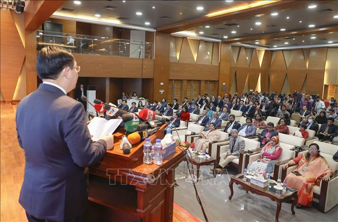 Chủ tịch Quốc hội Vương Đình Huệ phát biểu chính sách về “Quan hệ Hữu nghị truyền thống và Hợp tác tốt đẹp Việt Nam-Bangladesh: Cùng nhau phấn đấu vì tương lai tươi sáng và thịnh vượng của hai dân tộc, vì hòa bình, ổn định và phát triển của khu vực và thế giới". (Ảnh: Doãn Tấn/TTXVN)