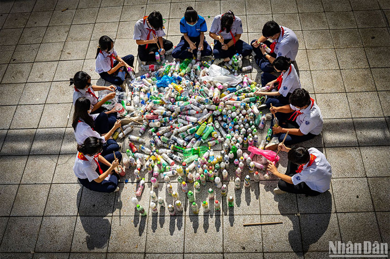 Tác phẩm đoạt giải Nhì "Làm gạch sinh thái từ chai nhựa". Tác giả Vũ Sơn Lâm (Đồng Nai).