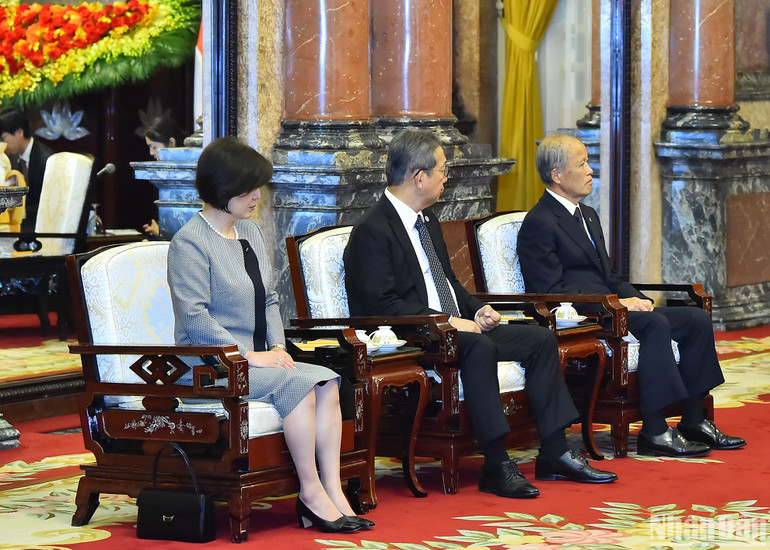 Đoàn đại biểu Hoàng gia Nhật Bản tháp tùng Hoàng Thái tử Nhật Bản Akishino và Công nương Kiko tham dự buổi tiếp.