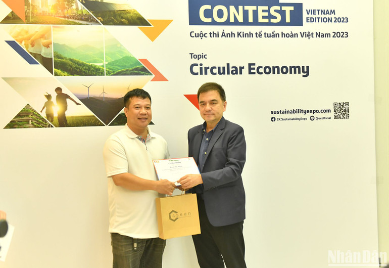 Ban tổ chức trao giải Nhì cho tác phẩm “Áp dụng mô hình kinh tế tuần hoàn trong nông nghiệp trên cánh đồng cà rốt” của tác giả Đinh Hải Ngọc (Hà Nội).