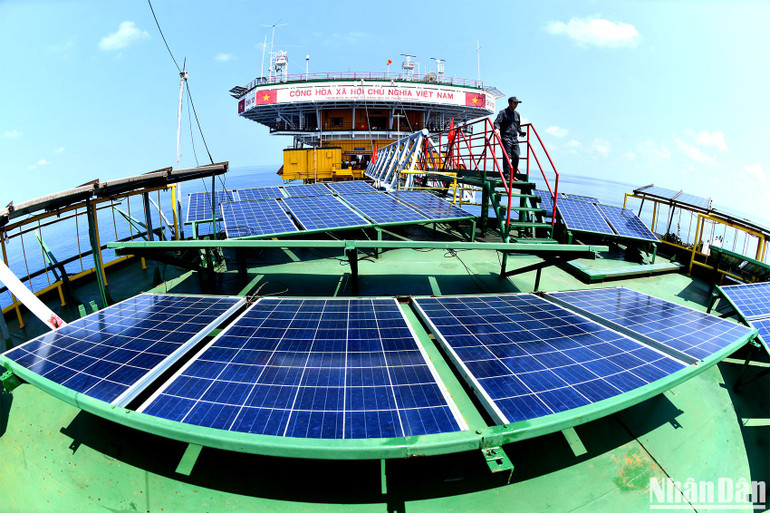 Tác phẩm đoạt giải Ba "Sử dụng năng lượng mặt trời tại Nhà giàn DK1/12". Tác giả Nguyễn Đăng Khoa (Hà Nội)